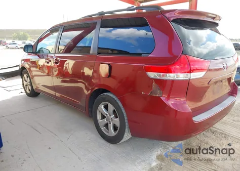 2013 Toyota Sienna Le V6 8 Passenger z USA, uszkodzony, nr VIN 5TDKK3DC3DS349519